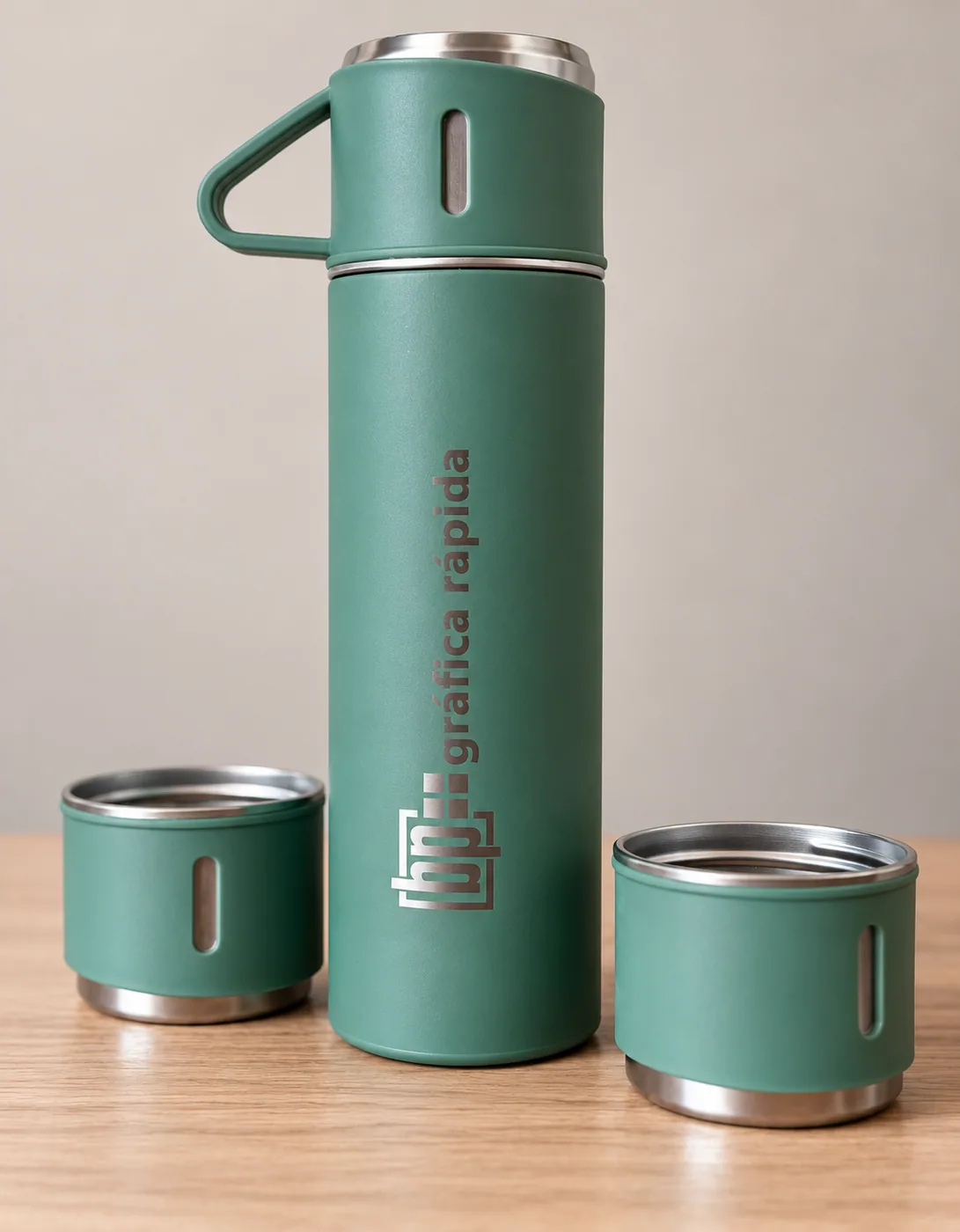 Kit Cora verde personalizado com garrafa e duas xícaras
