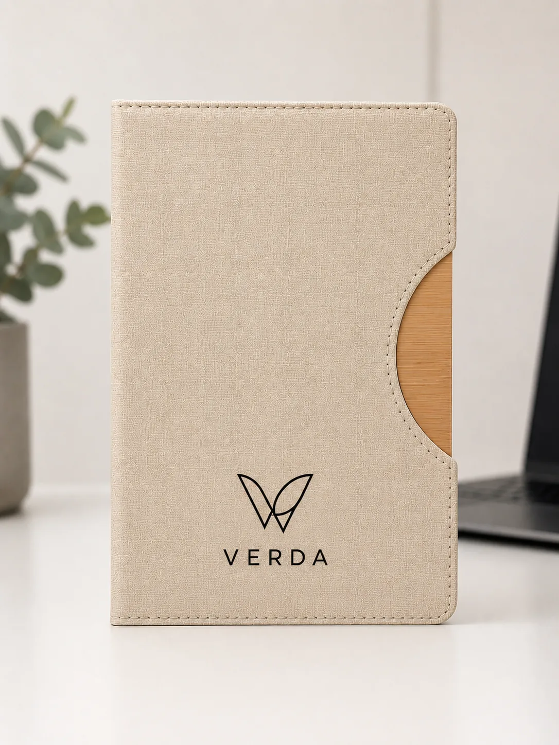 Caderneta Verdeo bege personalizada sobre mesa de escritório