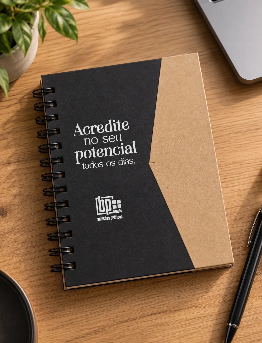Caderno ecológico Cedro personalizado em papel kraft e preto