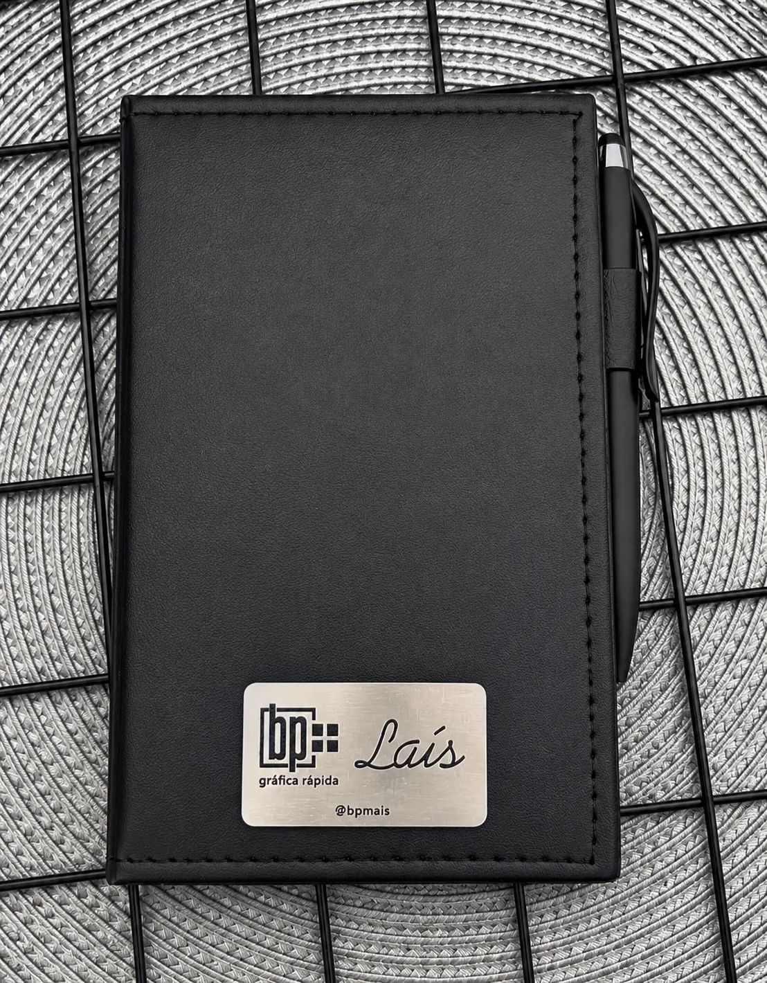 Kit Aurora em couro sintético personalizado com placa de metal e caneta