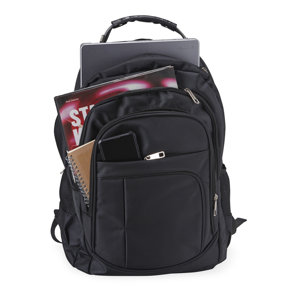 Mochila Aura aberta com notebook, revista e caderno