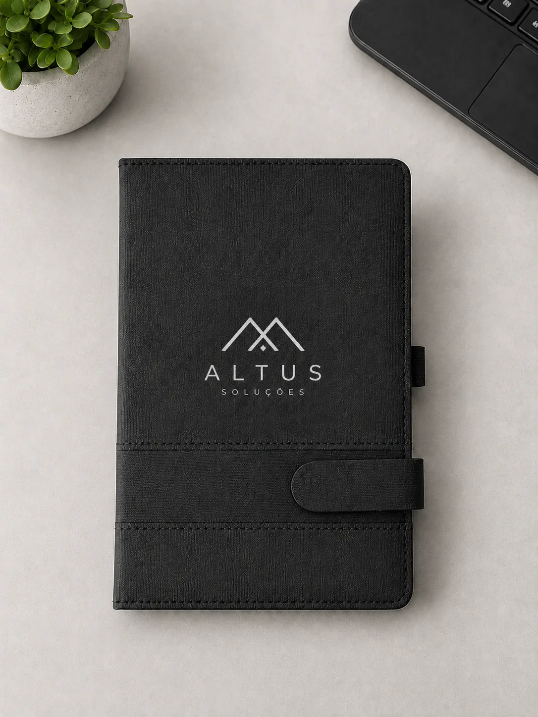 Caderneta Royale preta personalizada com logotipo sobre mesa