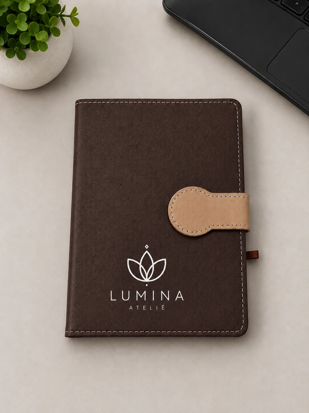 Caderneta Vertex marrom personalizada sobre mesa de escritório