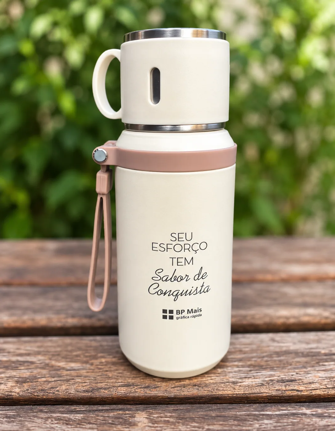 Garrafa térmica Nina personalizada em ambiente externo